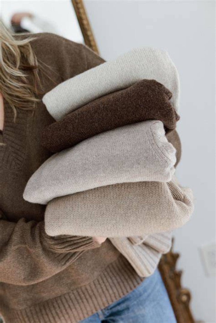 EXCLUSIVE! Mary-Kate & Ashley Olsen Go Spinning In Cashmere Sweaters!
