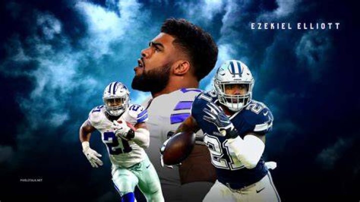 Ezekiel Elliott — Pics Of The Sexy NFL Running Back