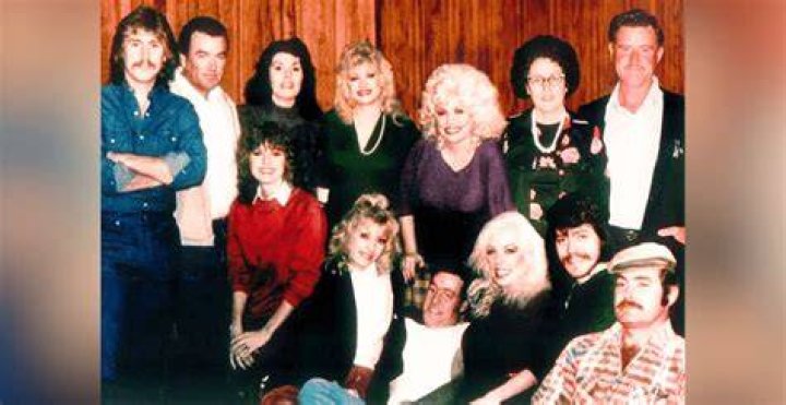 Facts About Her 11 Brothers & Sisters – Hollywood Life
