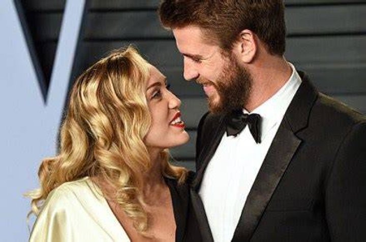 Flaunts Butt During PDA With Liam Hemsworth – Hollywood Life