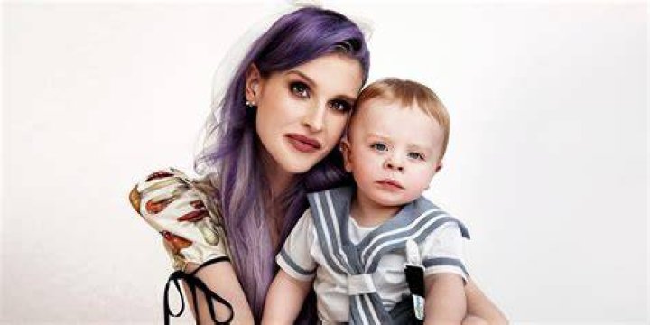 Flaunts Post Baby Body After Birth Of 3rd Child – Hollywood Life