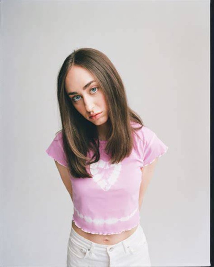Fleurie Tackles The ‘Normalizing Of Seeking Fame’ In New Bop ‘Supertropicali’
