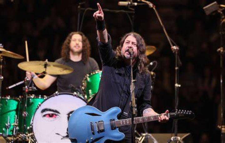 Foo Fighters’ Dave Grohl Says He’s Basically ‘Deaf’ & Has Been ‘Reading Lips’ For 20 Years