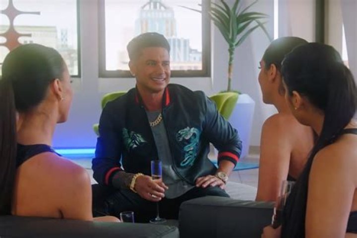 ‘Game Of Clones’ Preview: Pauly D Meets 7 Megan Fox Look-Alikes As He Seeks Out His Dream Woman