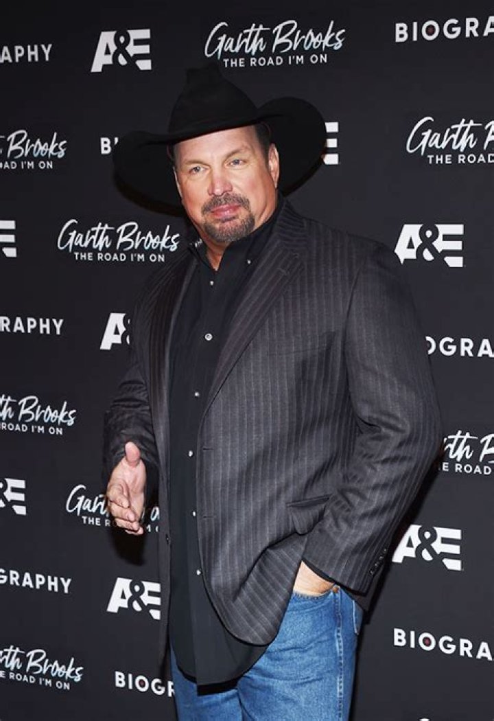 Garth Brooks Will Serve Bud Light At Bar Amid Spokesperson Backlash – Hollywood Life