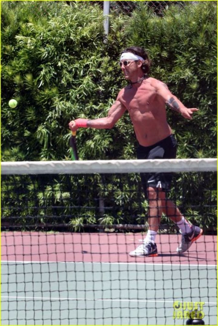 Gavin Rossdale Goes Shirtless For Tennis Match With Son Kingston – Hollywood Life