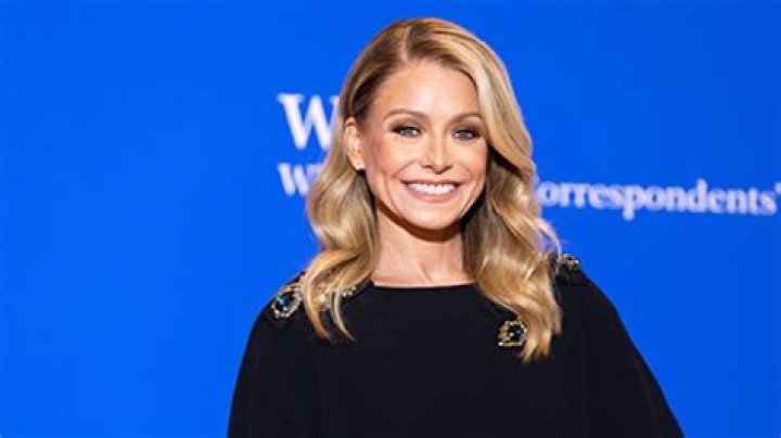 Get Smooth & Exfoliated Skin Like Kelly Ripa With This Dry Body Brush