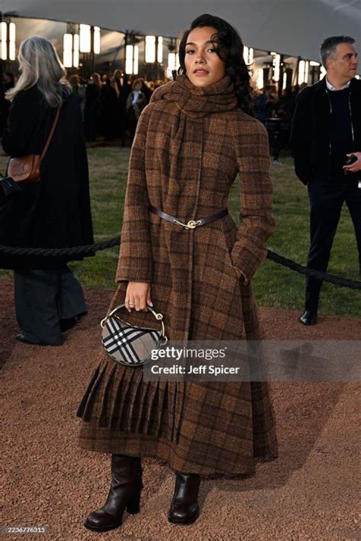Gigi Hadid Looks Totally Unrecognizable With New Platinum Hair Slicked Back At Burberry Fashion Show