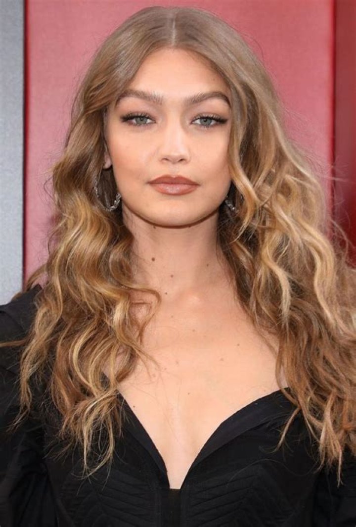 Gigi Hadid’s Curly Hair — Copy Her Victoria’s Secret Waves – Hollywood Life