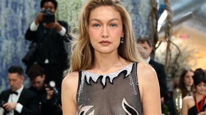 Gigi Hadid’s Green Blazer & No Top ‘InStyle’ Outfit – Photos – Hollywood Life