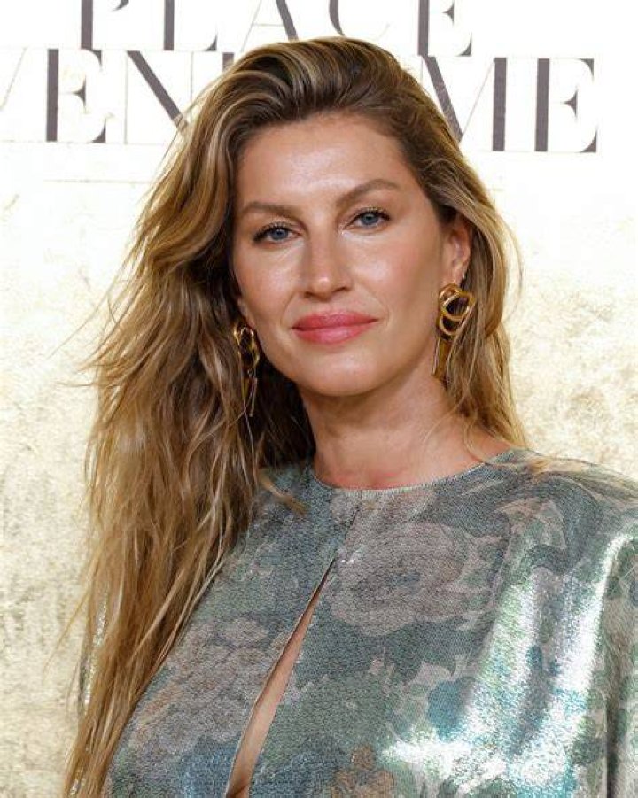 Gisele Bundchen’s Cutout Swimsuit On ‘Vanity Fair’ Cover: Photos – Hollywood Life