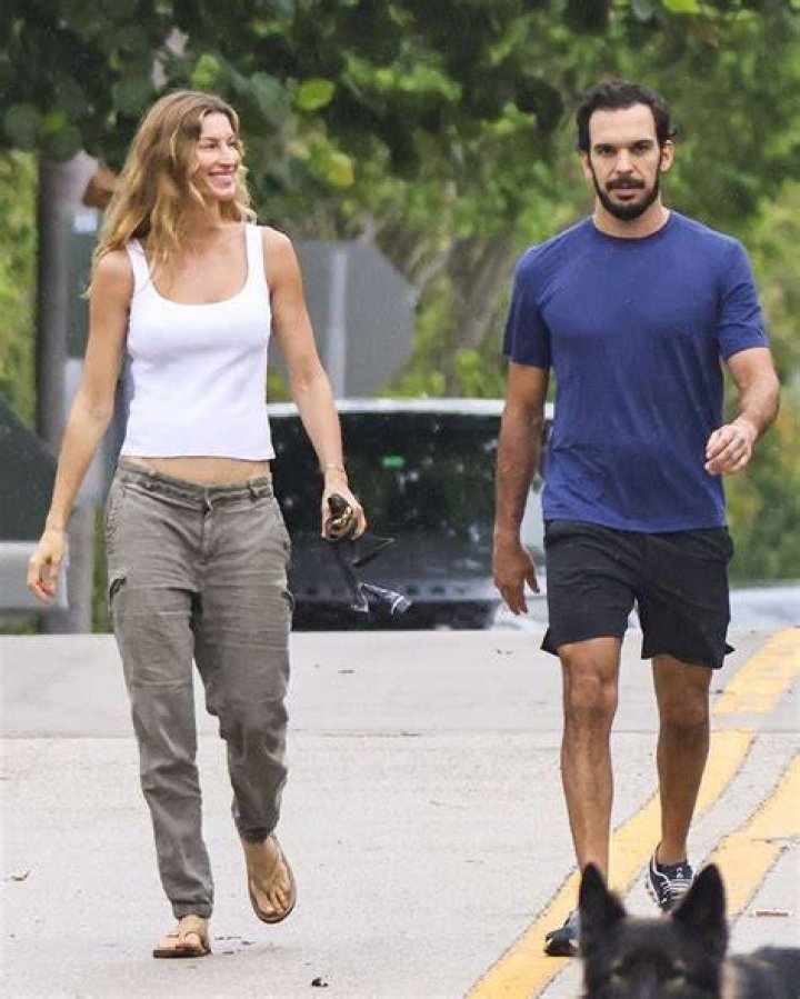 Gisele Bündchen Seen In 1st Photos Without Her Wedding Band As She Spends Time With Kids