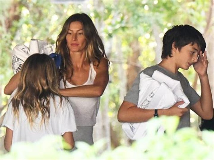 Gisele Bundchen Without Her Wedding Band: Photos – Hollywood Life
