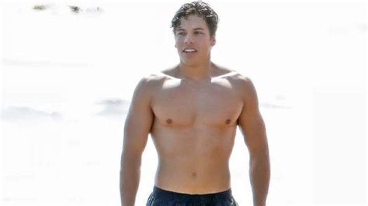 Goes Shirtless & Flexes Abs — Watch – Hollywood Life