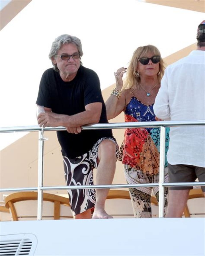 Goldie Hawn & Kurt Russell Kiss While Aboard A Yacht In St. Tropez – Hollywood Life