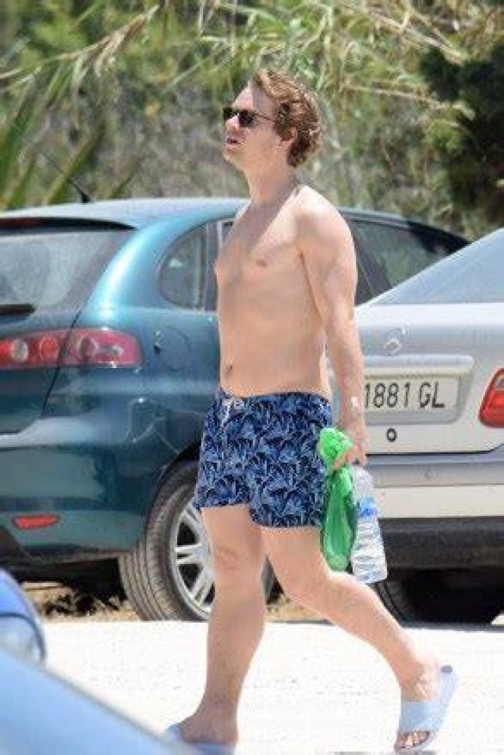 ‘GOT’s Alfie Allen Packs On More PDA With Topless GF Allie Teilz — Pics