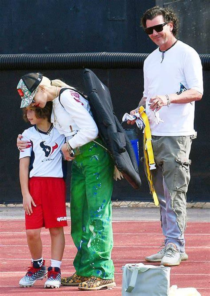 Gwen Stefani & Ex Gavin Together At Son Apollo’s Football Game: Photos – Hollywood Life