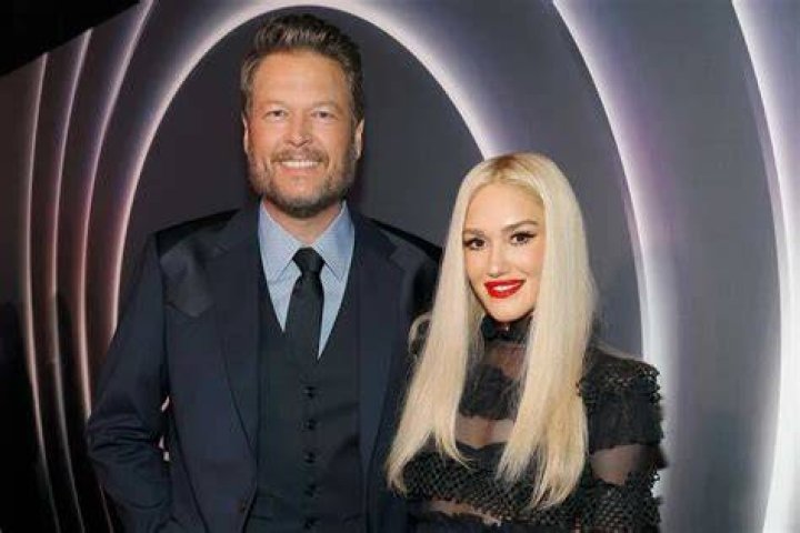 Gwen Stefani Kisses Blake Shelton In Group Hug After His Plane Lands – Hollywood Life