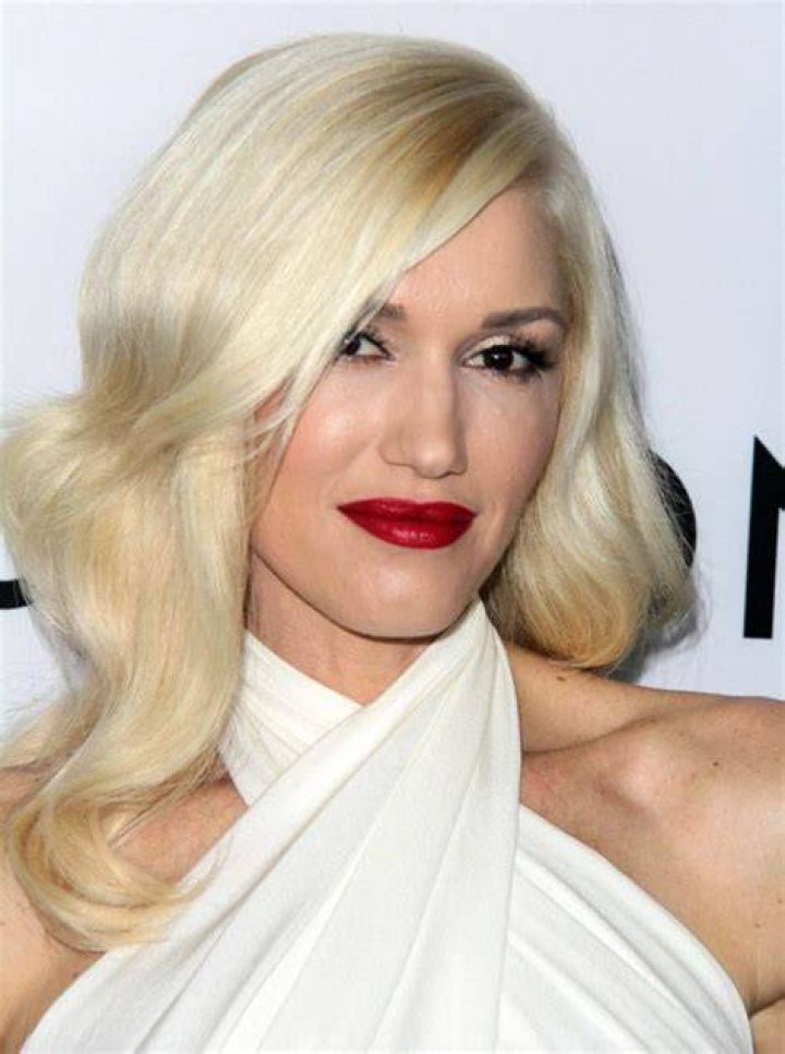 Gwen Stefani’s Red Lipstick On ‘The Voice’ — Signature Lips With Platinum Hair – Hollywood Life