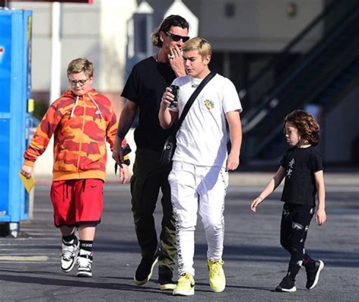 Gwen Stefani’s Sons Look Identical To Gavin Rossdale In Holiday Photo – Hollywood Life