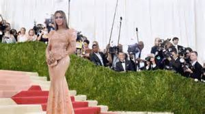 Hailey Baldwin Flashes Major Leg While Heading To Met Gala After-Party With Shawn Mendes — Pic