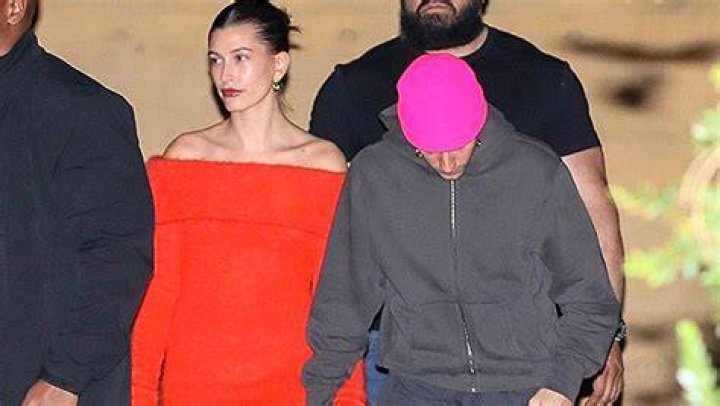 Hailey Bieber Dons Mini To Dinner With Justin Bieber & Kendall Jenner – Hollywood Life
