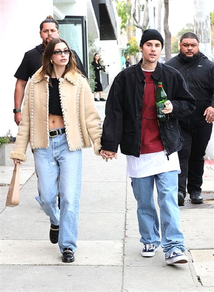 Hailey Bieber Rocks Crop Top & Jeans, Holds Hands With Justin: Photos – Hollywood Life