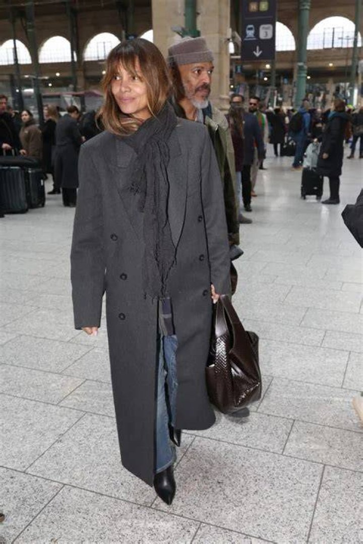 Halle Berry, 53, Goes Makeup Free On The Set Of ‘Bruised’ & Fans Rave Over Her Beauty