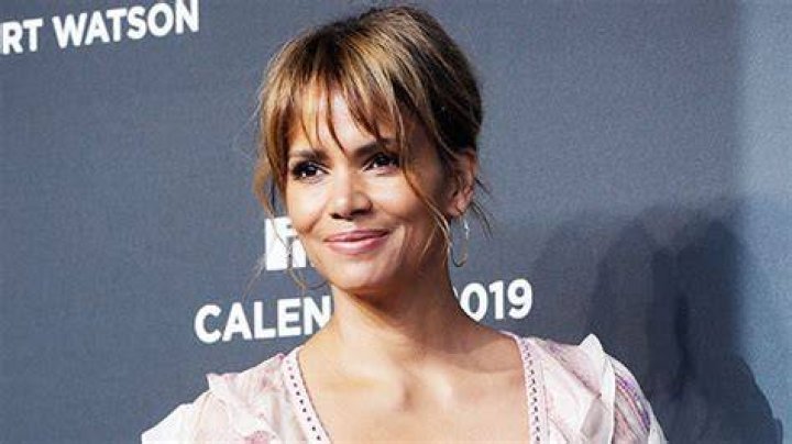 Halle Berry Goes Makeup-Free For Her Morning Skin Care Routine: Watch – Hollywood Life
