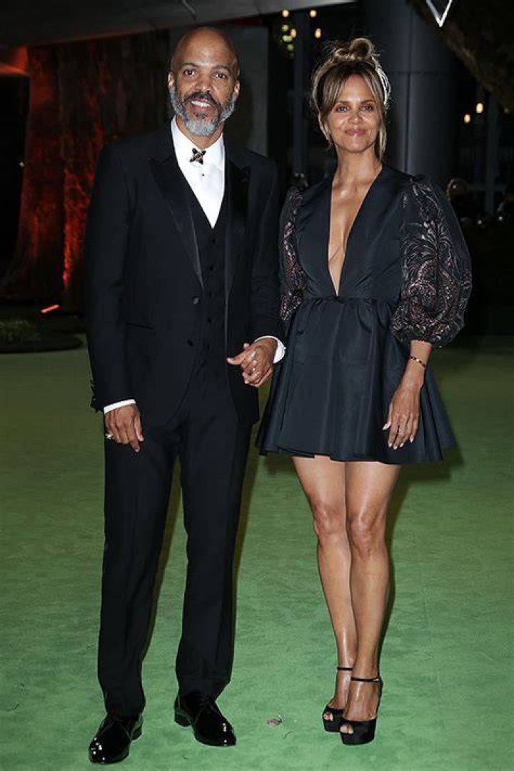 Halle Berry Kisses Boyfriend Van Hunt In Sweet Birthday Tribute Photos – Hollywood Life
