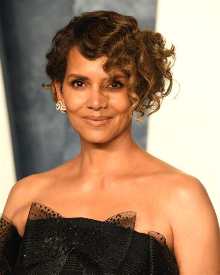 Halle Berry’s Natural Curly Hair On Vacation: Photo – Hollywood Life