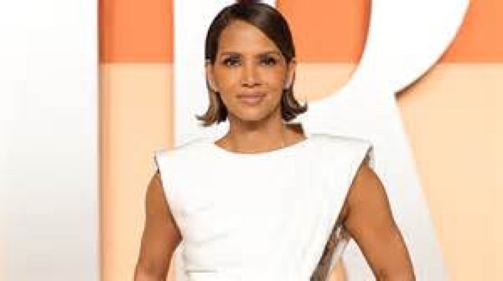 Halle Berry Stuns In Black Bikini While On A Beach For Her Birthday – Hollywood Life