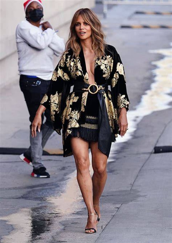 Halle Berry Wears Black Bikini On National Rosé Day: Pic – Hollywood Life