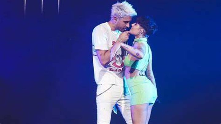 Halsey & G-Eazy Passionately Kiss Onstage & Fans Are Here For Their Sexy Reunion