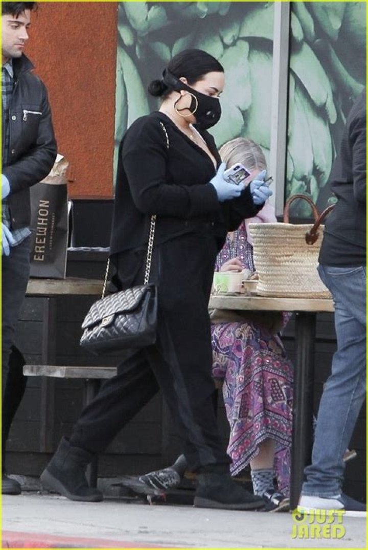 Halsey Goes Makeup-Free & Rocks A Face Mask While Stocking Up On Groceries