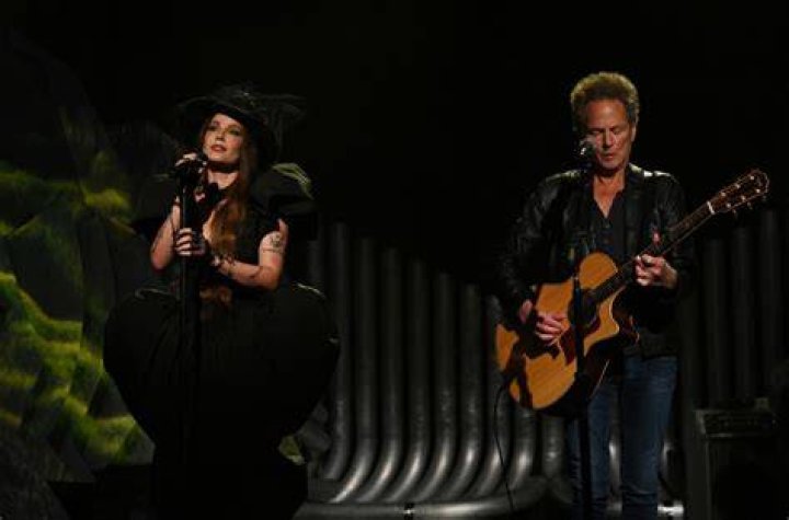 Halsey & Lindsey Buckingham Perform ‘Darling’ – Video – Hollywood Life