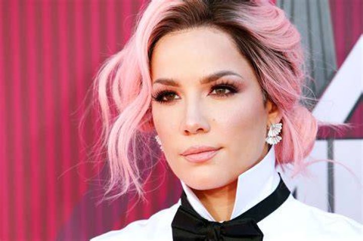 Halsey Shows Off Her Freckles In Makeup-Free Pics Of What She ‘Really Looks Like’ In Quarantine