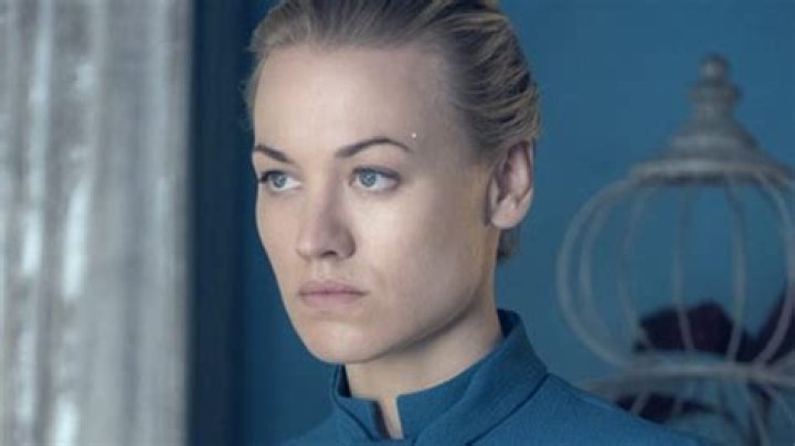 ‘Handmaid’s Tale’ Star Yvonne Strahovski Debuts Short Cropped Hair Makeover: Before & After Pics
