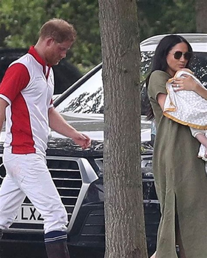 Harry & Meghan’s Kids Missing From Queen Birthday Tribute: Photo – Hollywood Life
