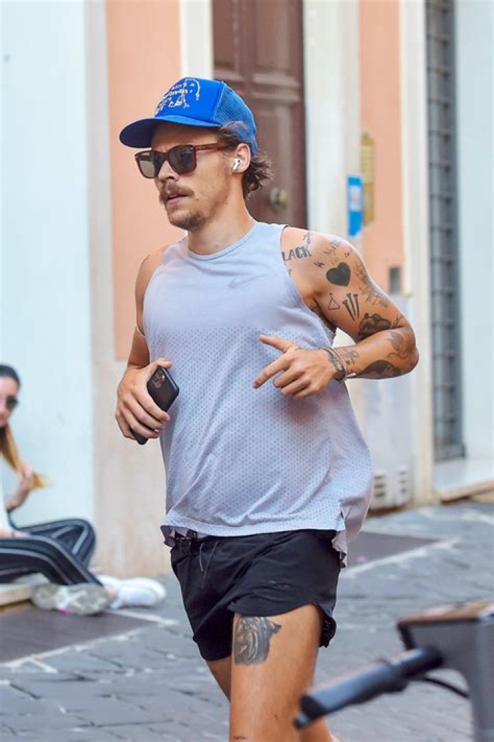 Harry Styles Shows Off His Biceps As He & Olivia Wilde Leave The Gym Together — Photos