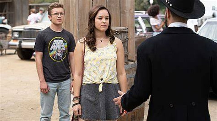 Hayley Orrantia Talks ‘Vacation’ Ep & More – Hollywood Life