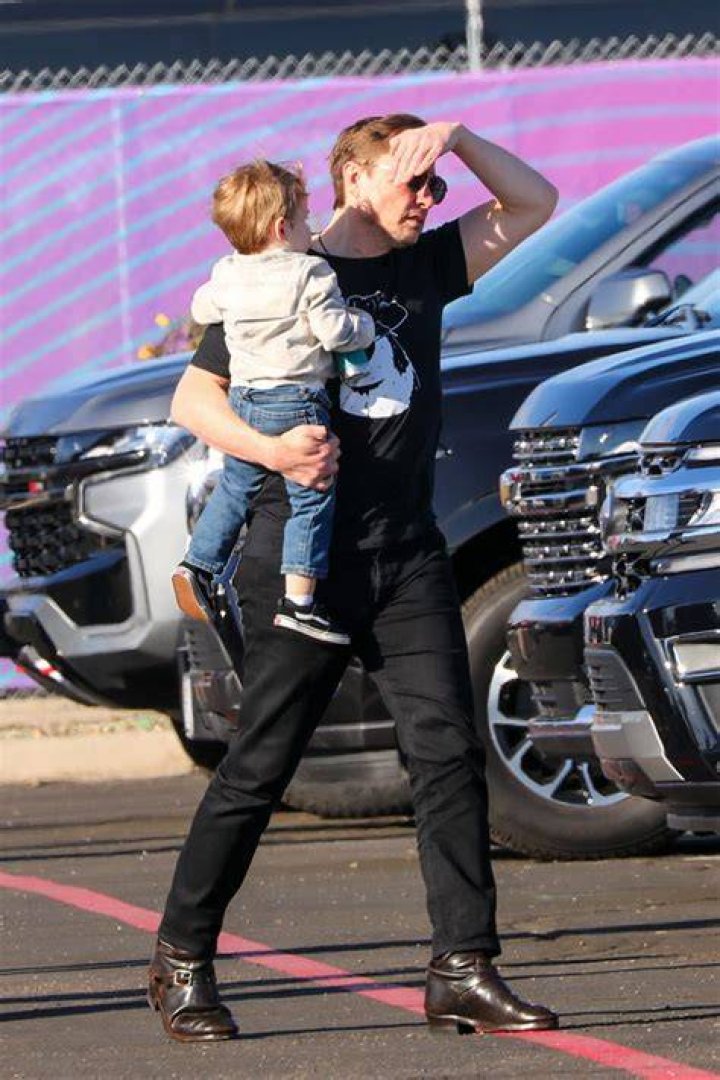 He Carries Child On His Shoulders – Hollywood Life