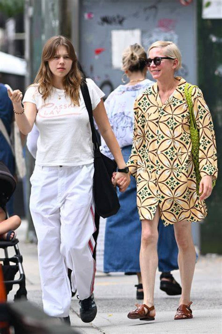 Heath Ledger’s Daughter Matilda Out & About With Mom Michelle Williams – Hollywood Life