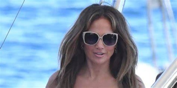 Heather Graham’s Cream Bikini On A Boat In Italy: Photos – Hollywood Life