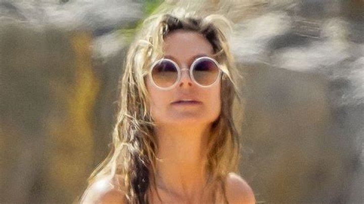 Heidi Klum Goes Topless & Wears Bikini Bottoms On Vacation – Hollywood Life