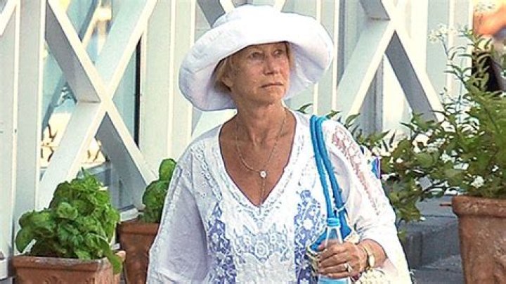 Helen Mirren Rocks Black Swimsuit In Mexico: Photos – Hollywood Life