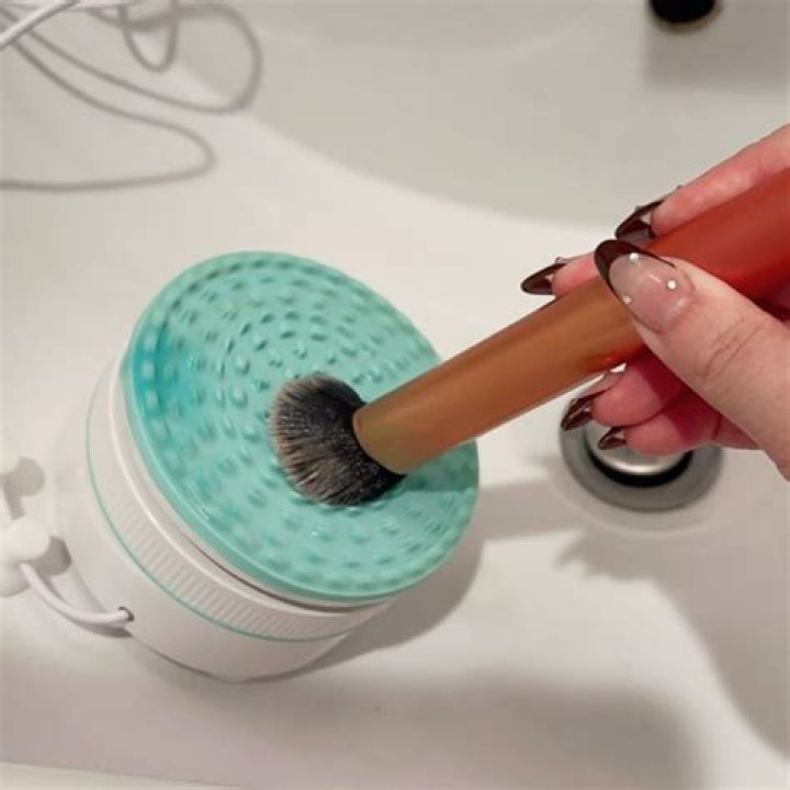 Highest-Rated Makeup Brush Cleaners of 2024 – Hollywood Life Reviews – Hollywood Life