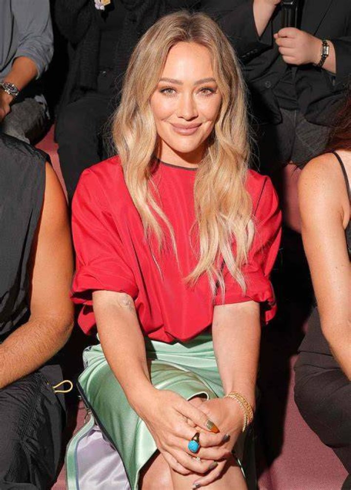 Hilary Duff’s Tinder Profile Makes Me Want To Swipe Right — Pic – Hollywood Life