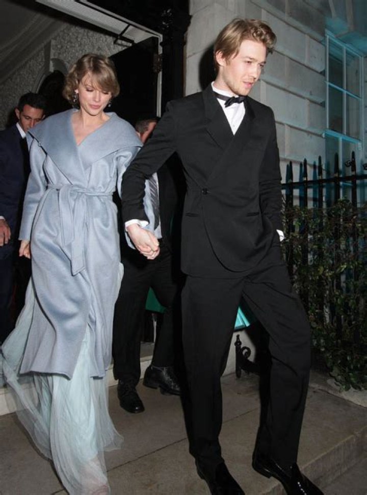 How Taylor Swift Feels About Joe Alwyn’s Sex Scenes – Hollywood Life