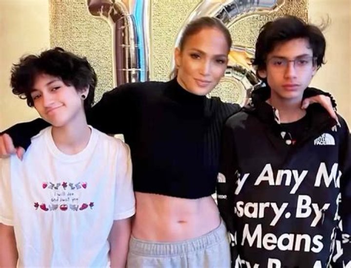 How To Take The Perfect Selfie — Tips From Jennifer Lopez’s Makeup Artist